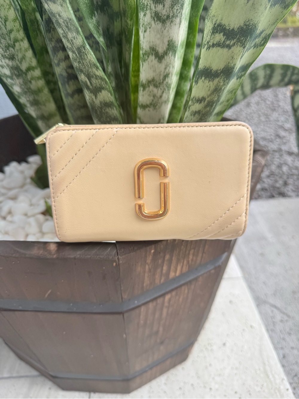 Marc Jacobs The Snapshot Beige Leather Zip Around Wallet